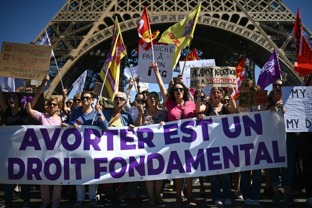 Image représentant une manifestation pour l'IVG en France. On peut apercevoir plusieurs femmes tenant une banderole sur laquelle est écrite : "avorter est un droit fondamental" 